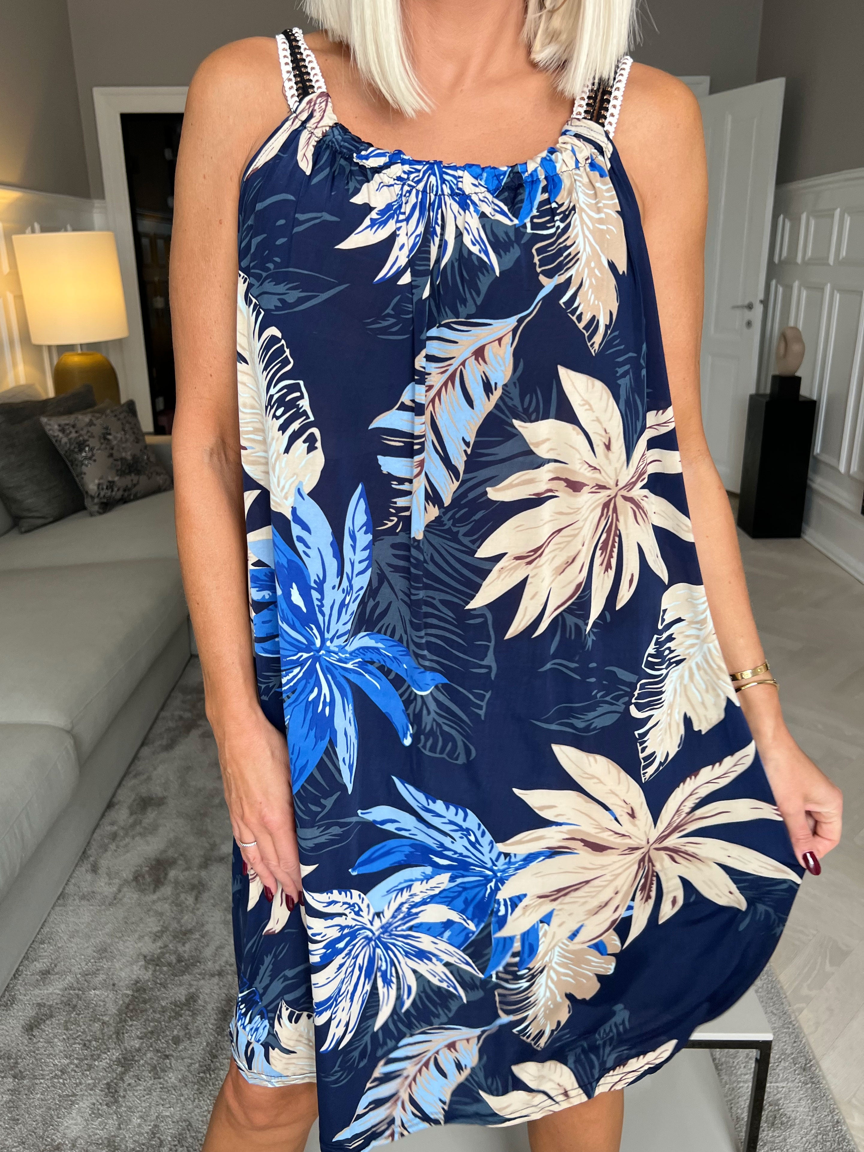 Asta Leaf - Elastisk stropkjole med blomsterprint